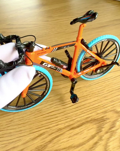 Modello in miniatura in metallo Bicicletta da collezione "Speed Rider 1.2" – personalizzazione con incisione per regalo, 2 varianti di colore