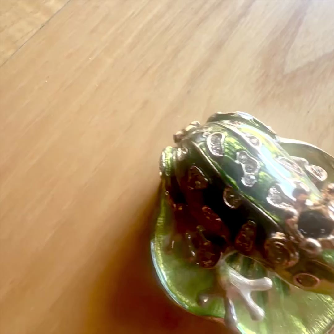Scatoletta esclusiva in metallo a forma di rana con cristalli, verde scuro e oro, possibilità di personalizzazione tramite incisione, ideale come regalo, dimensioni 6,5x6,7x4,5 cm