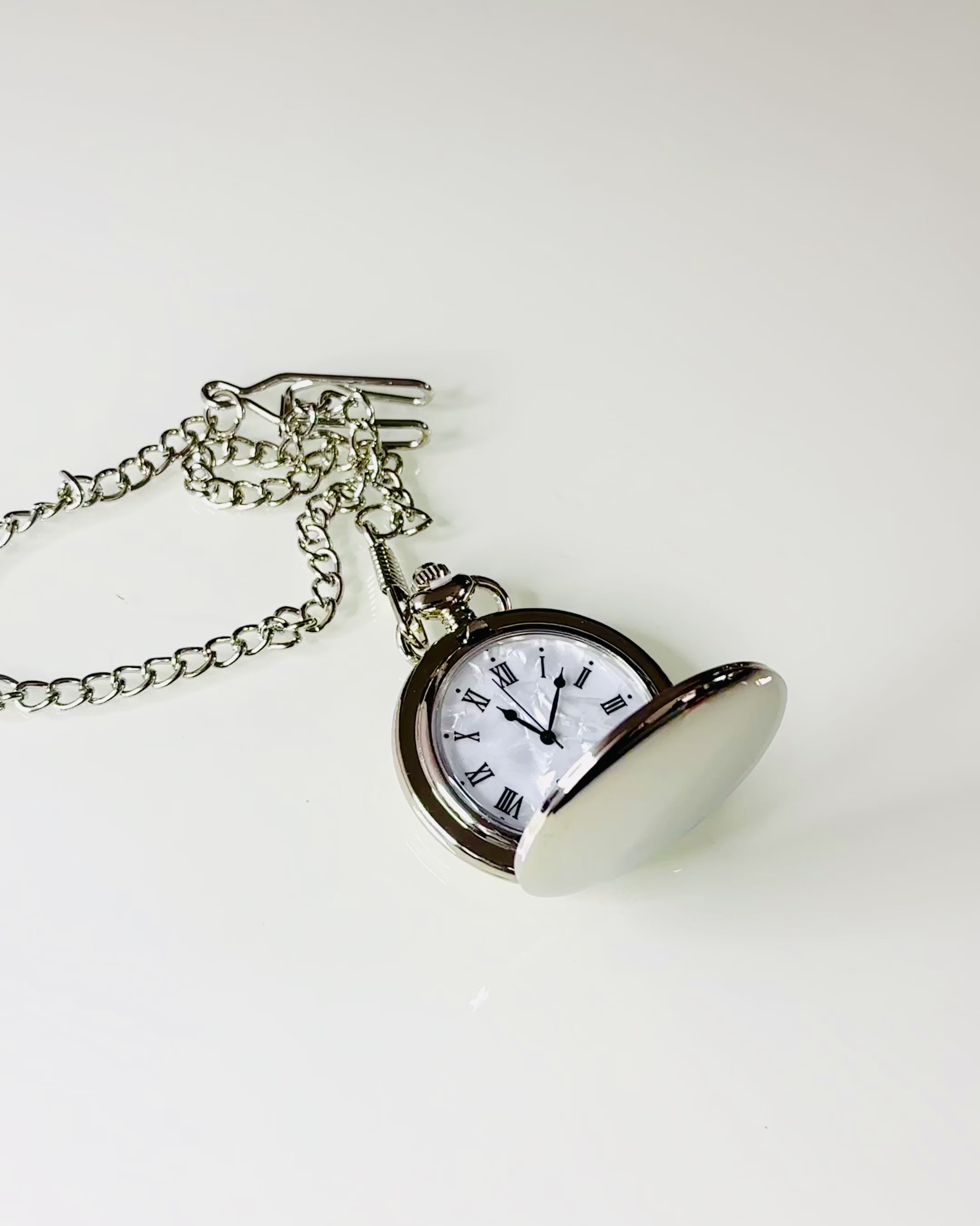 Orologio da Tasca Classico con Numeri Romani e Catena, al Quarzo, Lucentezza in Acciaio - colore argento