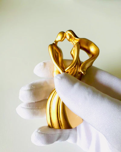 Scultura dell'Amore - "Passione Eterna" - Piccola Statua Decorativa di colore oro con Opzione di Incisione