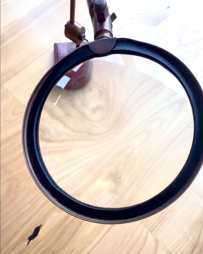 Lente d'ingrandimento artigianale "Royal Magnifier" con base e supporto regolabile - possibilità di personalizzazione con incisione per regalo