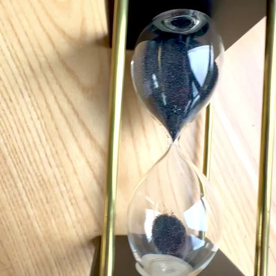 Clessidra in ottone e legno 5 minuti con sabbia nera con possibilità di personalizzazione con incisione – elegante decorazione retrò da regalo alta 16 cm