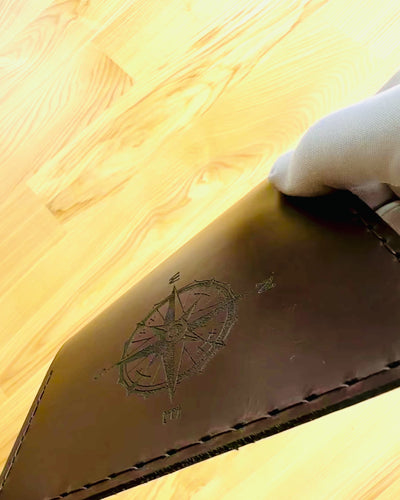 Custodia "Viaggiatore" - Confezione in pelle per passaporto, personalizzazione con incisione - 2 varianti di colore