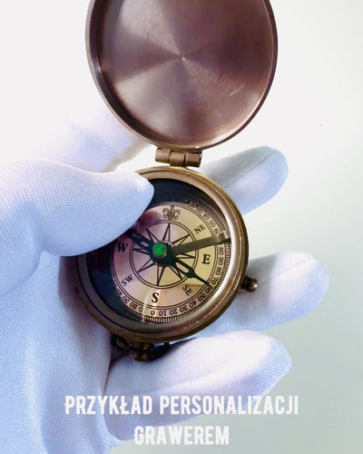 "Kompas Indyjski Odysseus – Retro Eksploratora Perełka - możliwość grawerowania" in Italian is:

"Bussola Indiana Odysseus – Perla Retrò dell'Esploratore - possibilità di incisione"