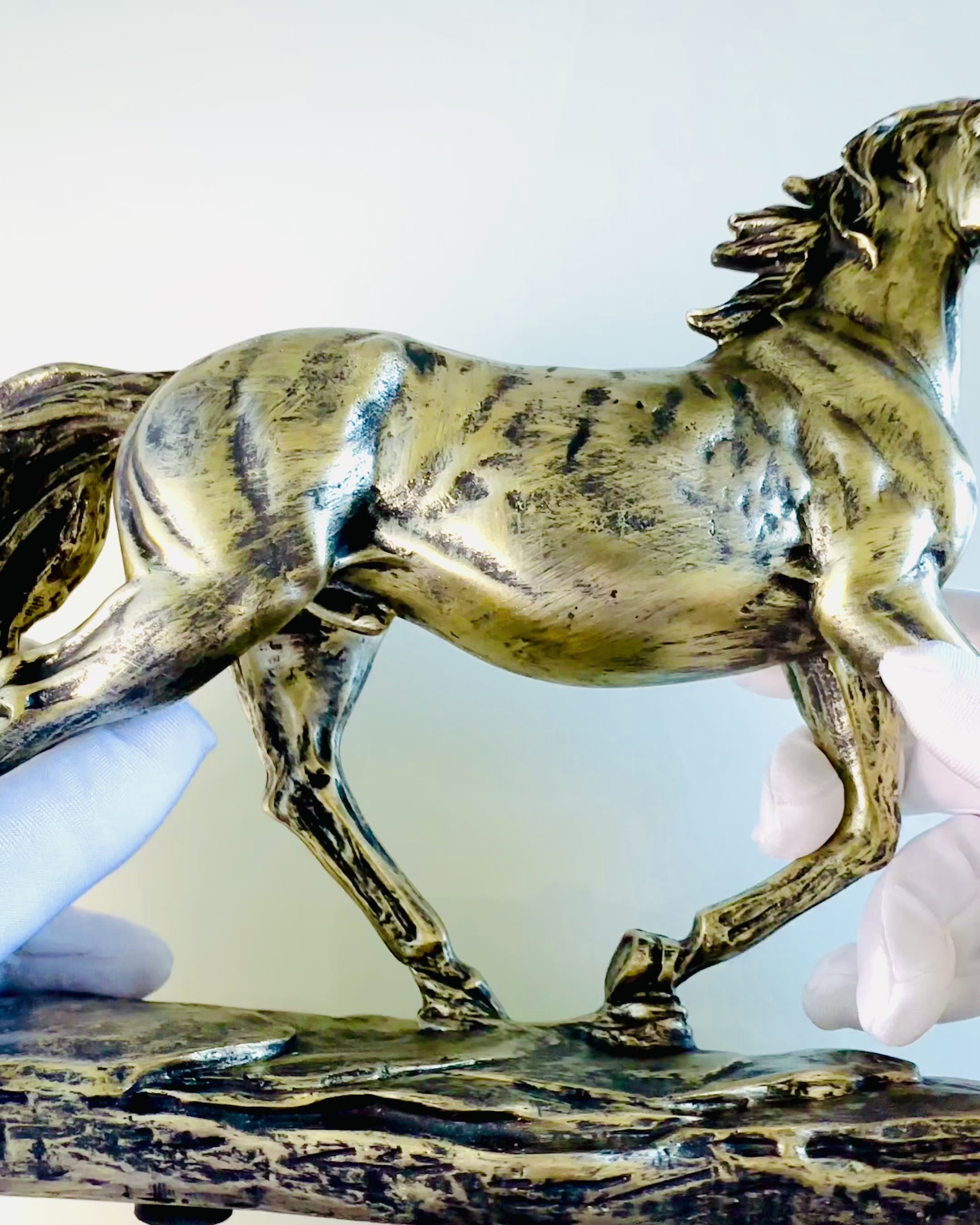 Statuetta di Cavallo al Galoppo in Resina con Opzione di Incisione