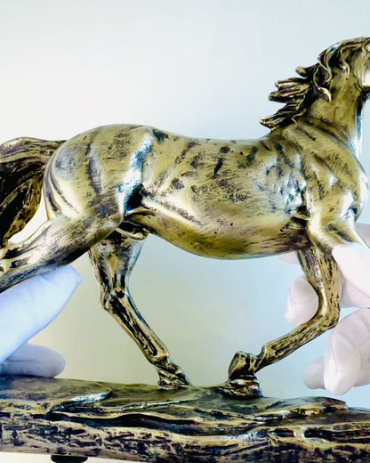 Statuetta di Cavallo al Galoppo in Resina con Opzione di Incisione
