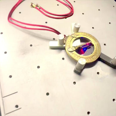 Miniatura orologio solare H90 con anelli astronomici, incisione personalizzata, regalo ideale, cordino bordeaux, realizzato in zama e ottone, diametro 45 mm
