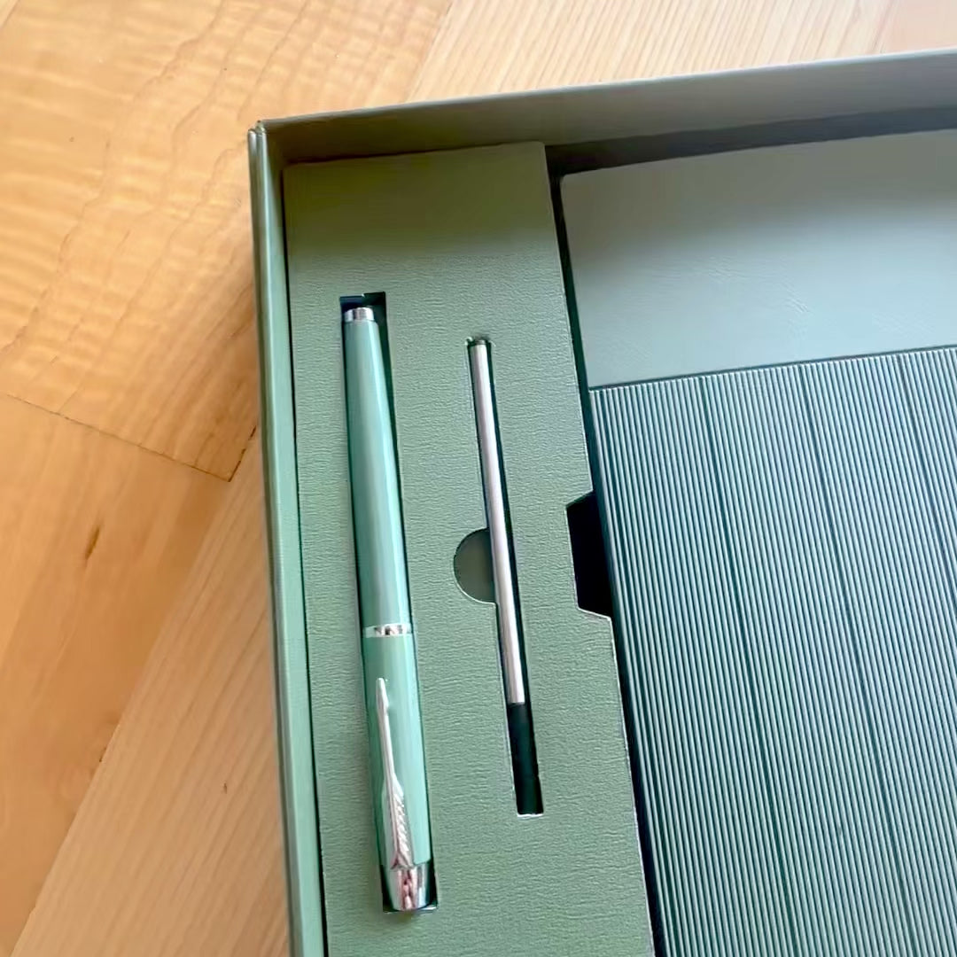 Elegante Set Regalo con Incisione Personalizzata - Taccuino in Pelle A5 Verde Oliva con Penna e Ricarica in Scatola Regalo Estetica