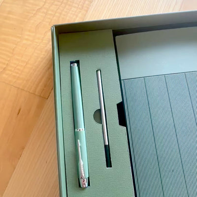 Elegante Set Regalo con Incisione Personalizzata - Taccuino in Pelle A5 Verde Oliva con Penna e Ricarica in Scatola Regalo Estetica
