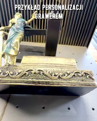 Statuetta "Justicia 2" - Dea della Giustizia – Decorazione Artistica per Scaffale, Artigianato in Resina, personalizzazione con incisione