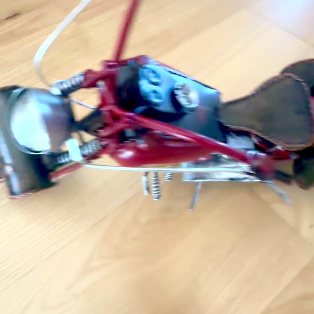 Grande modello classico in metallo di motocicletta chopper rossa con possibilità di personalizzazione tramite incisione