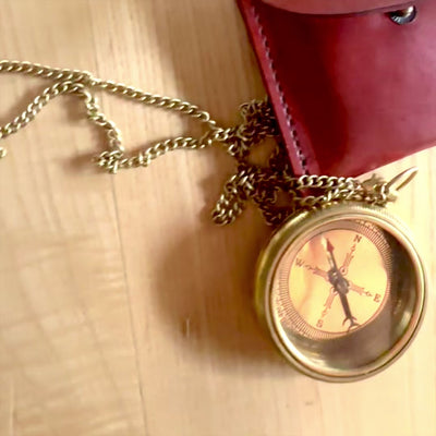 Bussola in ottone con catena in custodia di pelle con possibilità di personalizzazione tramite incisione