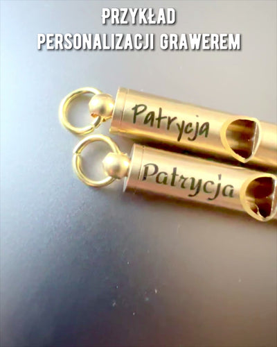"Eleganckie Gwizdki - 4 Warianty gwizdka, gwizdek do wyboru, z możliwością grawerowania" in Italian is: "Fischietti Eleganti - 4 Varianti di fischietto, fischietto a scelta, con possibilità di incisione"