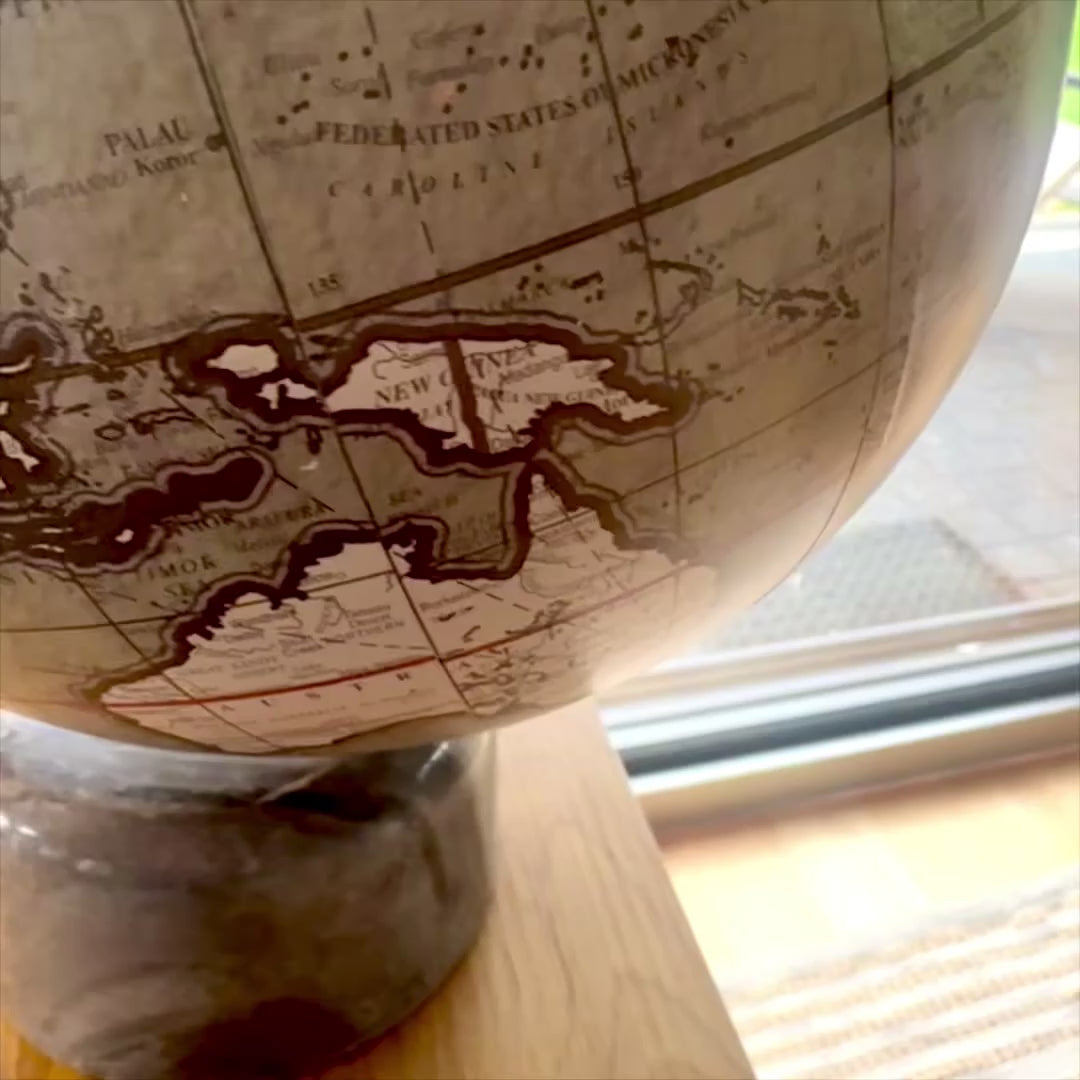 Globo decorativo su base in pietra da 30 cm con possibilità di personalizzazione con incisione - Regalo elegante in tonalità di grigio e pietra nera