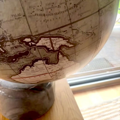 Globo decorativo su base in pietra da 30 cm con possibilità di personalizzazione con incisione - Regalo elegante in tonalità di grigio e pietra nera