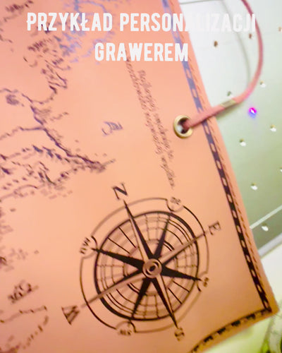 Astuccio retrò marrone chiaro - opaco, in pelle in stile viaggiatore con mappa del mondo – pratico e capiente. Personalizzazione con incisione.