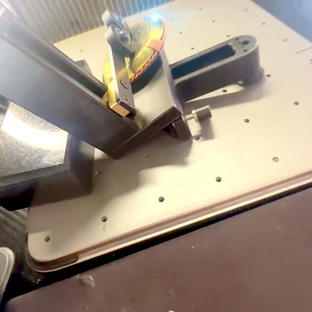 Elegante calendario nautico in ottone con possibilità di personalizzazione tramite incisione
