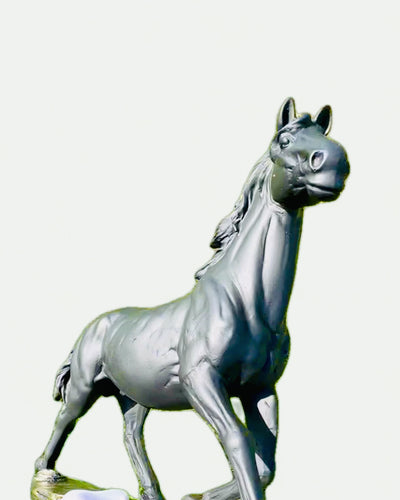 "Czarny Galop" - Elegante Statua di Cavallo con Possibilità di Incisione