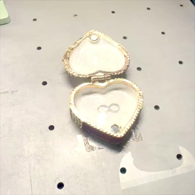 Scatoletta in metallo per gioielli a forma di cuore con cristalli, rosso, oro e argento, possibilità di personalizzazione tramite incisione, ideale come regalo romantico, dimensioni 4,8 x 4 x 2,5 cm