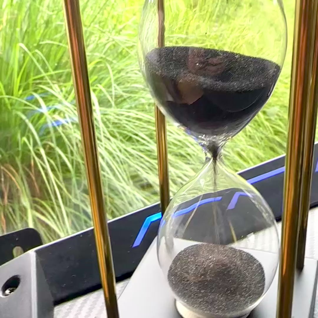 Clessidra in ottone e legno 5 minuti con sabbia nera con possibilità di personalizzazione con incisione – elegante decorazione retrò da regalo alta 16 cm