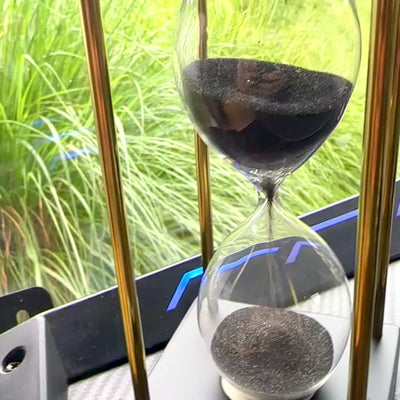 Clessidra in ottone e legno 5 minuti con sabbia nera con possibilità di personalizzazione con incisione – elegante decorazione retrò da regalo alta 16 cm