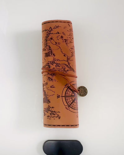 Astuccio retrò marrone chiaro - opaco, in pelle in stile viaggiatore con mappa del mondo – pratico e capiente. Personalizzazione con incisione.