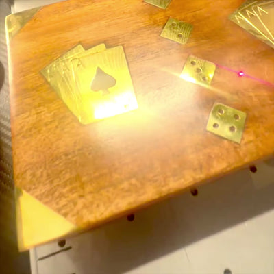 Elegante Set da Gioco con Due Mazzi di Carte e Dadi in Scatola di Legno con Decorazioni in Ottone - Incisione Personalizzata