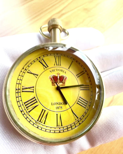 Orologio da Tasca "Victoria Crown" – In Ottone, Fatto a Mano in India, 5 cm di larghezza, meccanismo giapponese, possibilità di personalizzazione con incisione per regalo