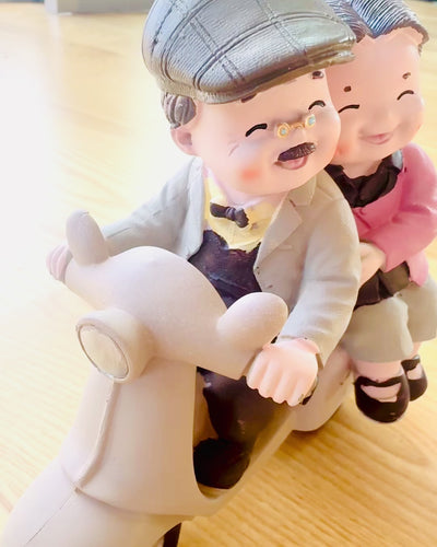 Figurina decorativa Innamorati sullo scooter - personalizzazione con incisione per regalo