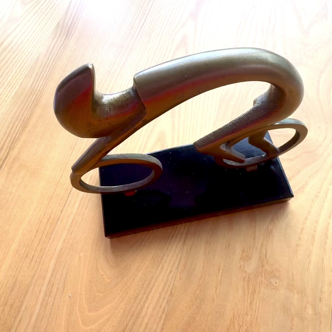 Statuetta ciclista VB26/9 con incisione - Elegante regalo per ciclisti, altezza 18 cm, ottone e nero, decorazione minimalista per interni