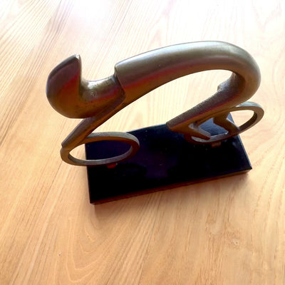 Statuetta ciclista VB26/9 con incisione - Elegante regalo per ciclisti, altezza 18 cm, ottone e nero, decorazione minimalista per interni