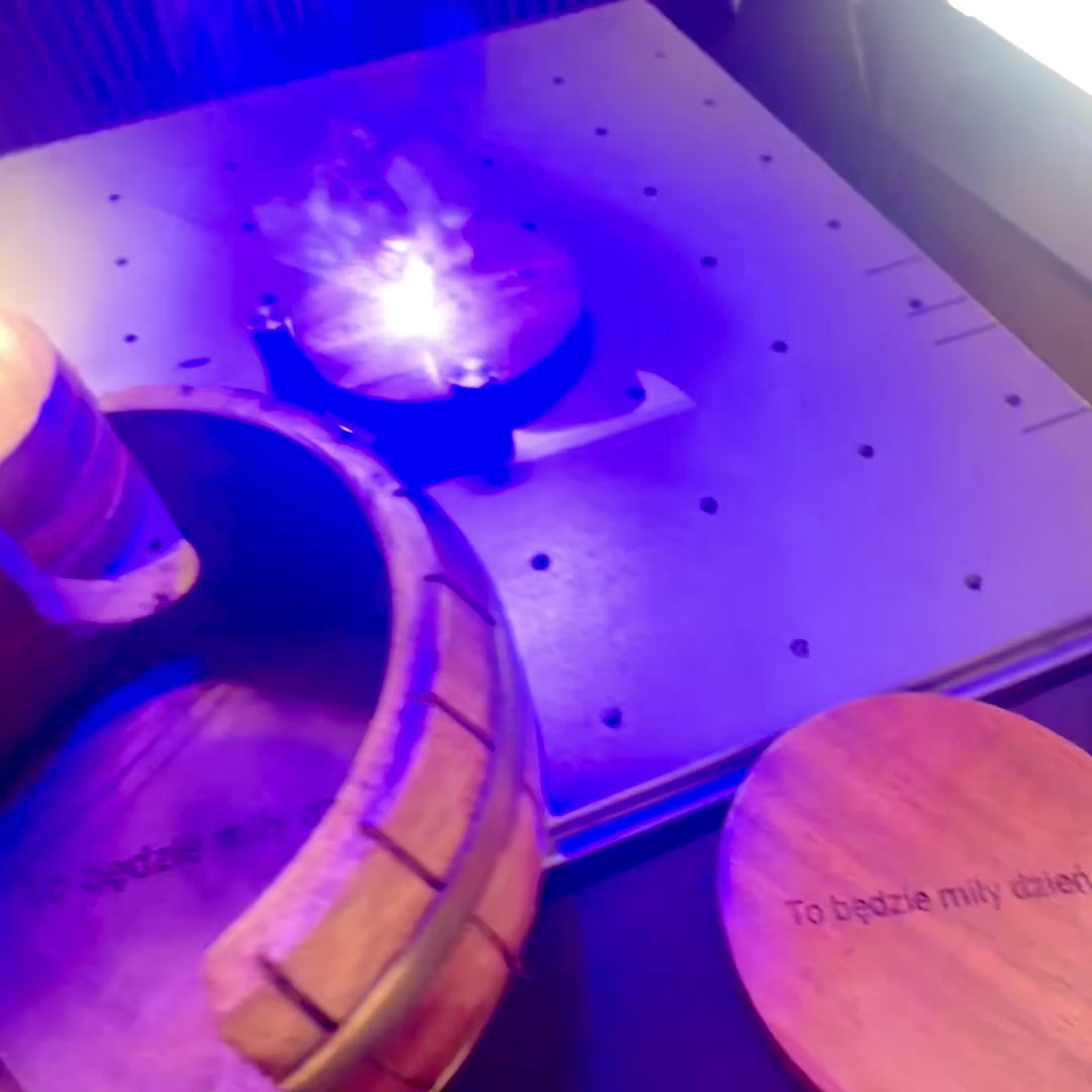 Sottobicchieri in legno con incisione - set a botte con 6 sottobicchieri e contenitore con decorazioni in ottone