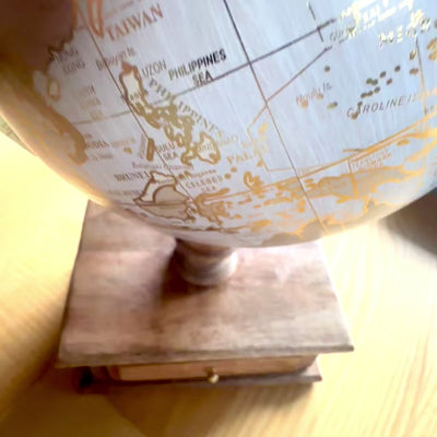Globo da scrivania vintage elegante con base in legno e cassetto