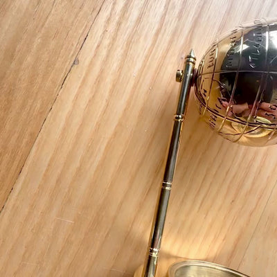 Globo decorativo in ottone con bussola e possibilità di personalizzazione con incisione, dorato, altezza 12,5 cm