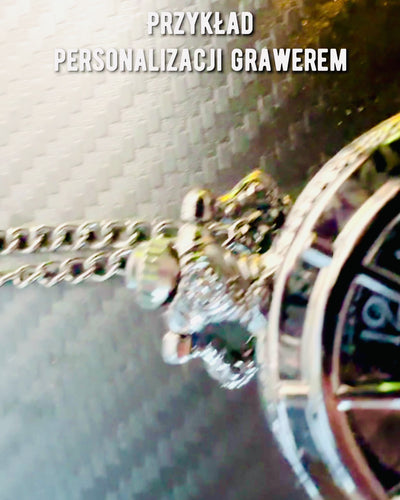 Orologio da Tasca con Bussola – Elegante Ciondolo in Stile Vintage con Scheletro Intagliato e Quadrante Nero, personalizzazione con incisione