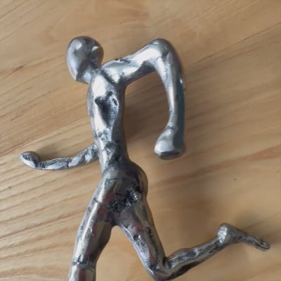 Statuetta di corridore in metallo con incisione