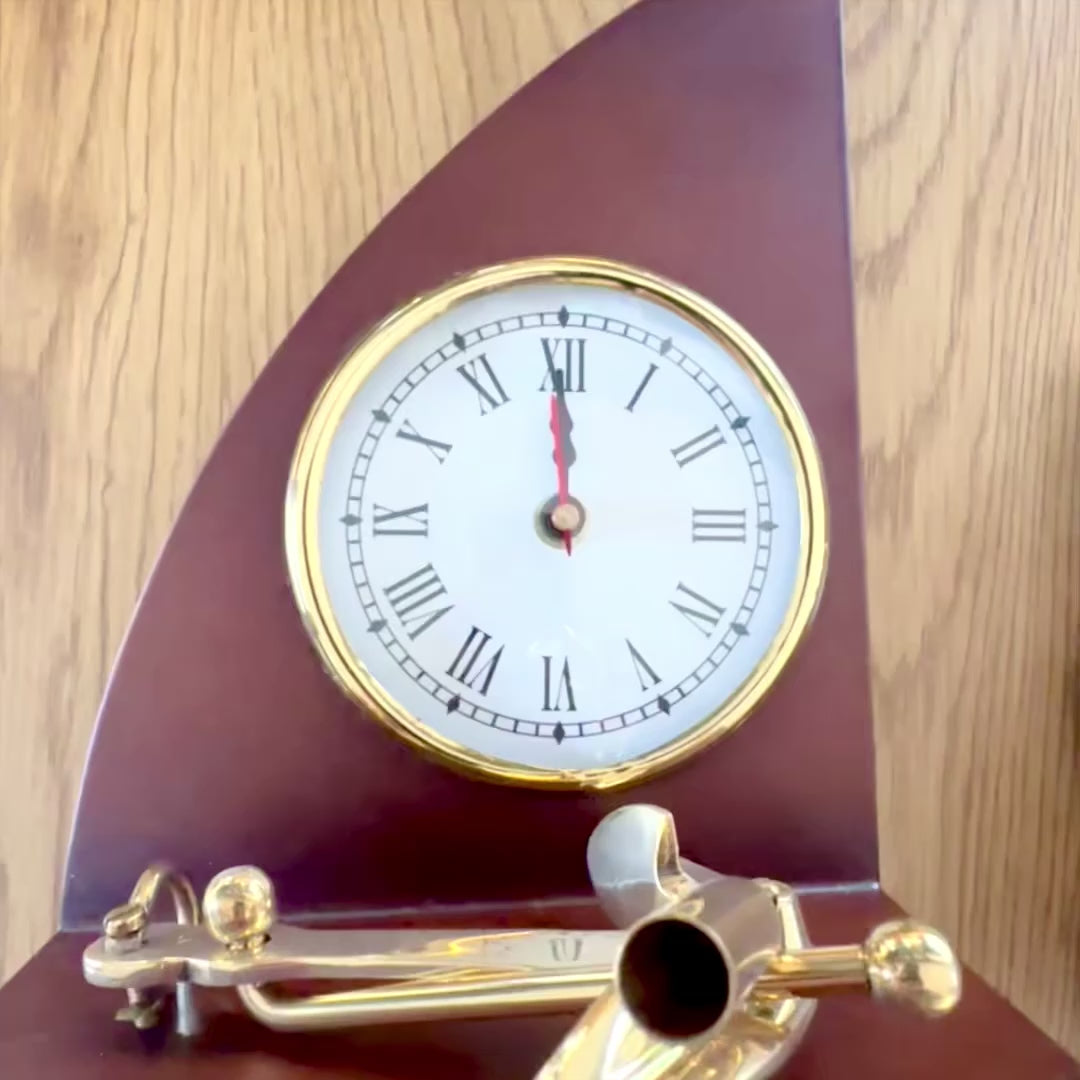 Elegante set da scrivania in stile marinaresco con orologio e portapenne in ottone e legno laccato – Personalizzazione tramite incisione – Regalo ideale per il capo o per un appassionato dello stile vintage – Dimensioni 16 x 12,5 x 23 cm