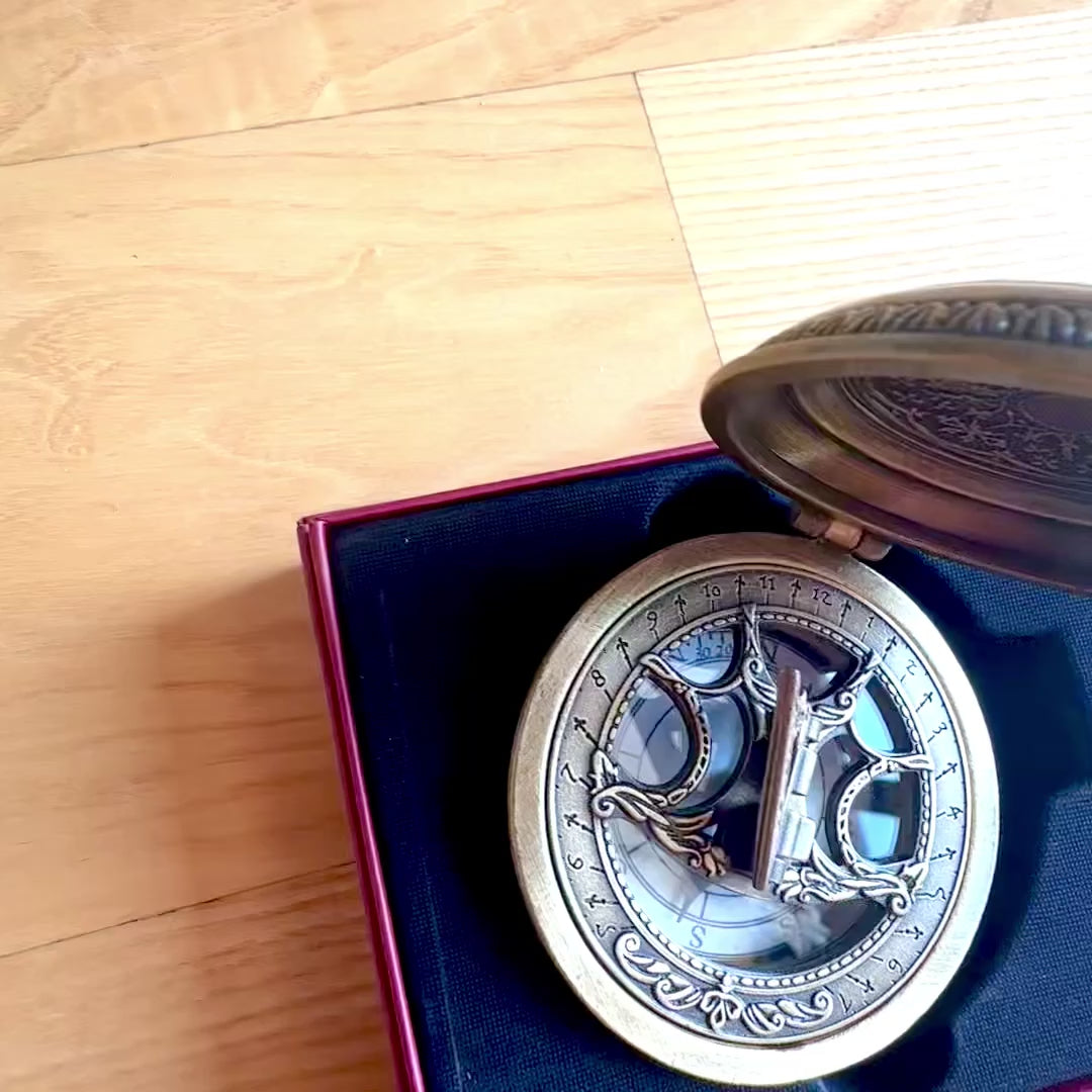 Bussola in Ottone Urania Propitia con Orologio Solare