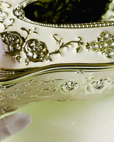 Scatola per Fazzoletti con Motivo a Rilievo di Rosa - Elegante Accessorio per Interni, bianco
