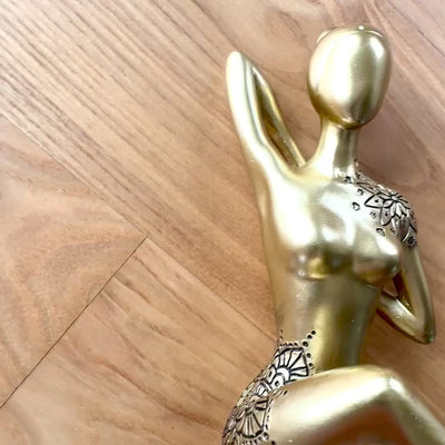 Figura decorativa dorata Yoga con possibilità di personalizzazione con incisione