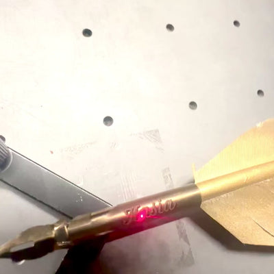 Penna d'oca dorata per calligrafia con possibilità di incisione personalizzata