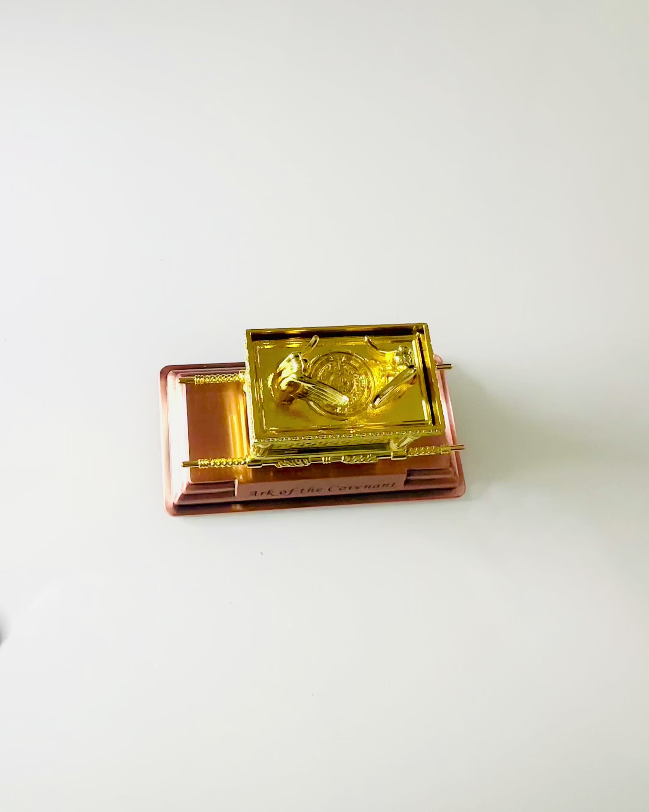 Maestosa Miniatura dell'Arca dell'Alleanza in Cornice Dorata 11,2 x 5,8 x 7,3 cm - Arca esclusiva, Decorazione in Edizione Dorata