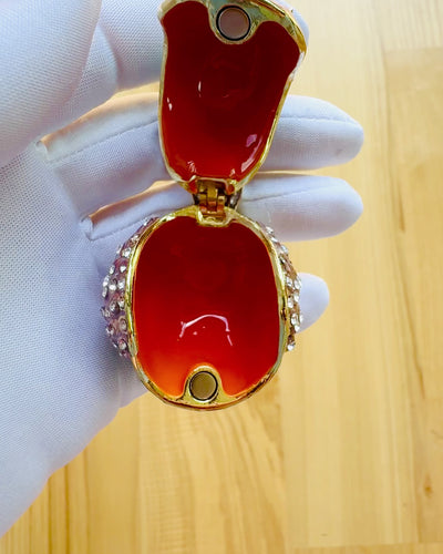 "Kolorowy Ptaszek Wróbel z Grawerem - Przeuroczy Schowek na Skarby" in Italian is "Passerotto Colorato con Incisione - Delizioso Nascondiglio per Tesori".