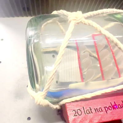 Nave nella Bottiglia su base in legno con possibilità di personalizzazione tramite incisione