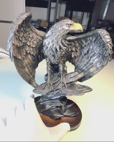 Statuetta Decorativa "Aquila Volante" – Maestoso Simbolo di Forza e Libertà
