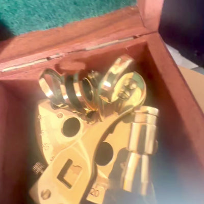 Sestante in Ottone in Scatola di Legno con Possibilità di Incisione – Regalo Elegante per Velisti e Marinai, 7x7x4 cm, Ottone e Vetro di Alta Qualità