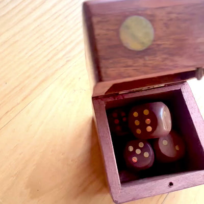 Dadi da gioco in legno in elegante scatola con possibilità di personalizzazione con incisione