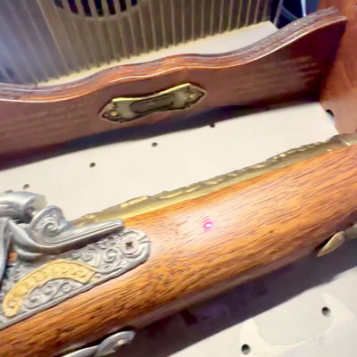 Replica di pistola a percussione del XVIII secolo su supporto con possibilità di personalizzazione tramite incisione - elegante elemento decorativo e regalo ideale per gli amanti della storia - realizzata in metallo e legno, lunghezza 38 cm
