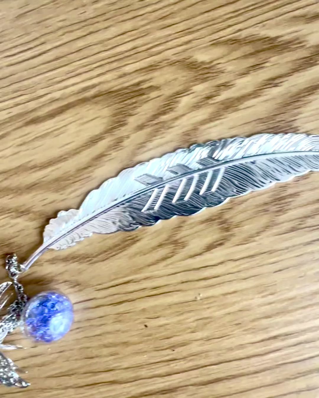Segnalibro creativo con incisione, in stile rétro con motivo di piuma e farfalla – elegante regalo promozionale