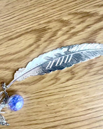 Segnalibro creativo con incisione, in stile rétro con motivo di piuma e farfalla – elegante regalo promozionale
